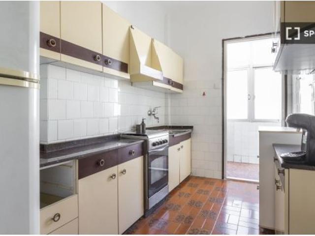 Habitación en piso compartido de 8 habitaciones en alquiler en Alicante, solo profesionales y estudi