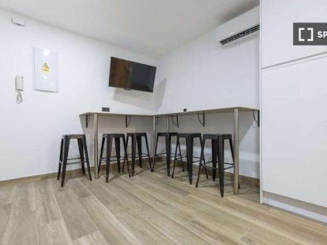 Habitación en piso compartido de 8 habitaciones en alquiler en Sant Francesc