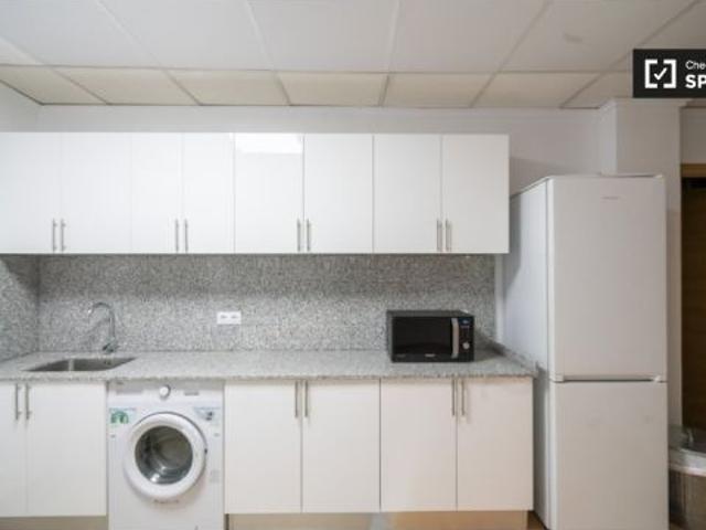 Habitación en piso compartido de 8 habitaciones en alquiler en Sant Francesc