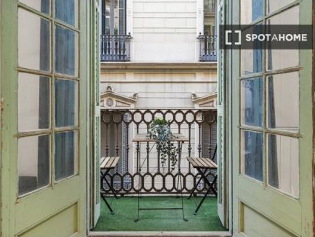 Habitación en piso compartido de 9 habitaciones en alquiler en El Gòtic, se admiten profesionales y
