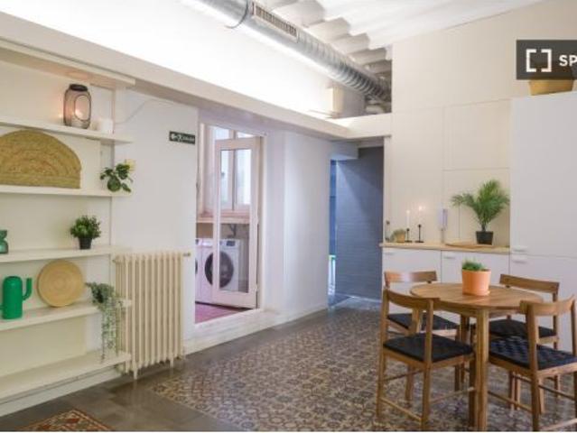 Habitación en piso compartido de 10 habitaciones en alquiler en Sant Pere, apta para profesionales