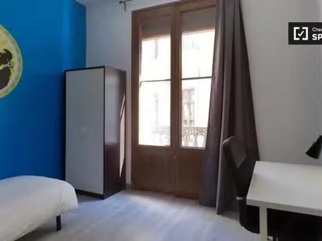 Habitación en piso compartido de 10 habitaciones en el barrio.