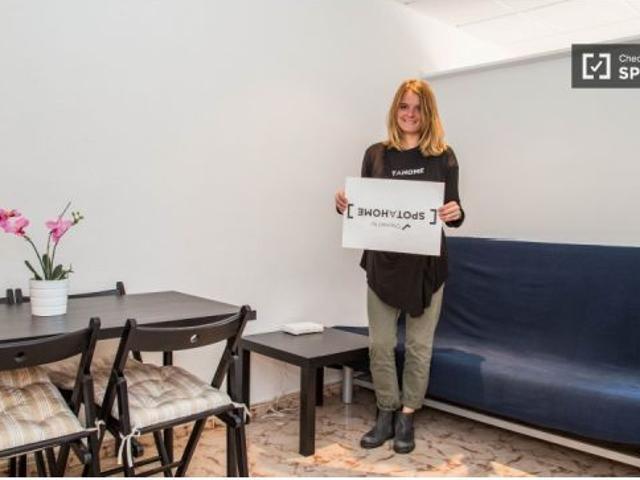 Habitación en piso compartido de 2 habitaciones en alquiler en El Raval, adecuada para profesionales