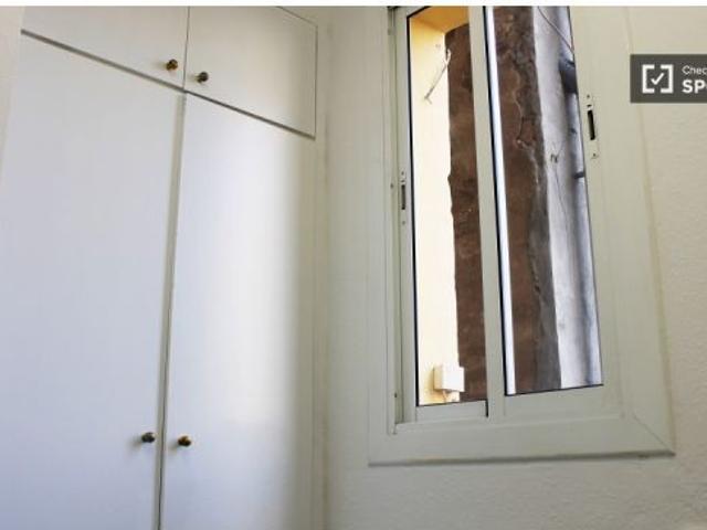 Habitación en piso compartido de 2 habitaciones en alquiler en El Raval, Solo para profesionales y e