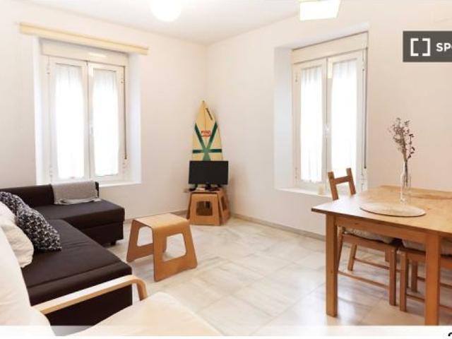 Habitación en piso compartido de 2 habitaciones en alquiler en Grupo Renfe Policlínico, perfecta par