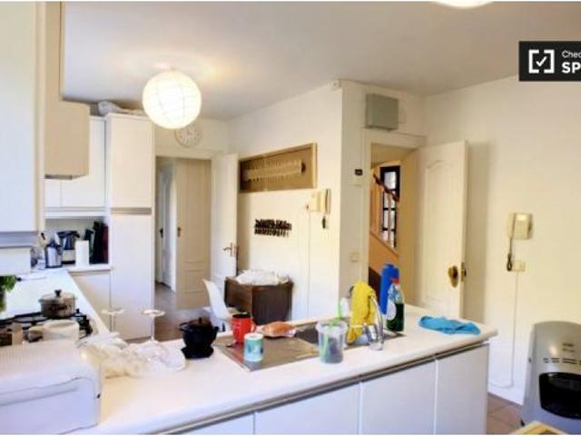 Habitación en piso compartido de 2 habitaciones en alquiler en Madrid, gastos incluidos, ideal para