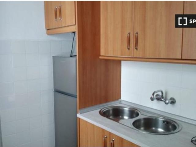 Habitación en piso compartido de 3 habitaciones en alquiler en Zapillo, ideal para estudiantes