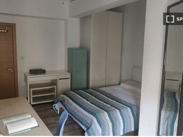 Habitación en piso compartido de 3 habitaciones en alquiler en Zapillo, perfecta para profesionales