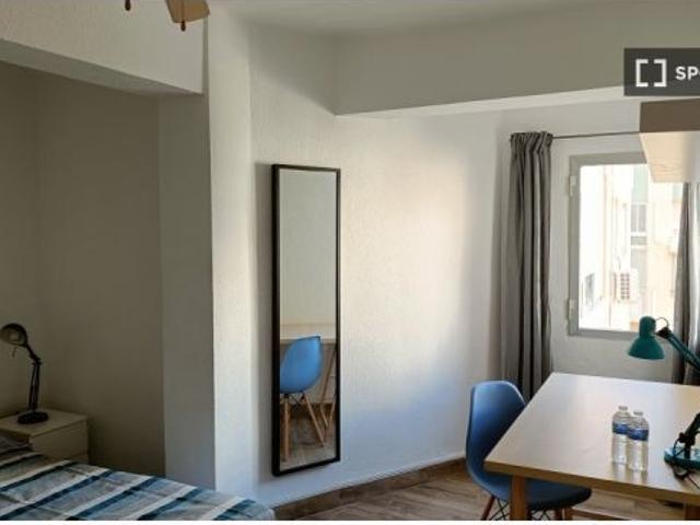 Habitación en piso compartido de 3 habitaciones en alquiler en Zapillo, perfecta para profesionales
