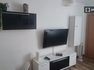 Habitación en piso compartido de 3 habitaciones en alquiler en Zapillo, perfecta para profesionales