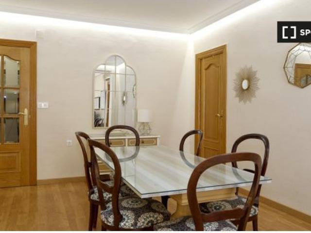 Habitación en piso compartido de 3 habitaciones en alquiler en Albaicín permitida para estudiantes y