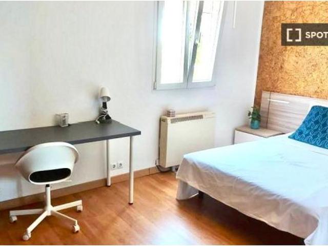 Habitación en piso compartido de 3 habitaciones en alquiler en Castilla perfecta para profesionales
