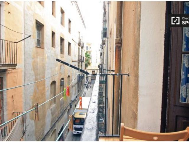Habitación en piso compartido de 3 habitaciones en alquiler en el Raval