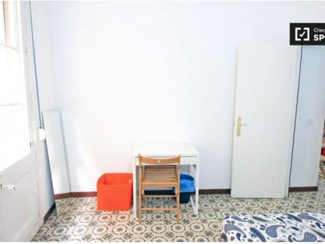 Habitación en piso compartido de 3 habitaciones en alquiler en El Raval