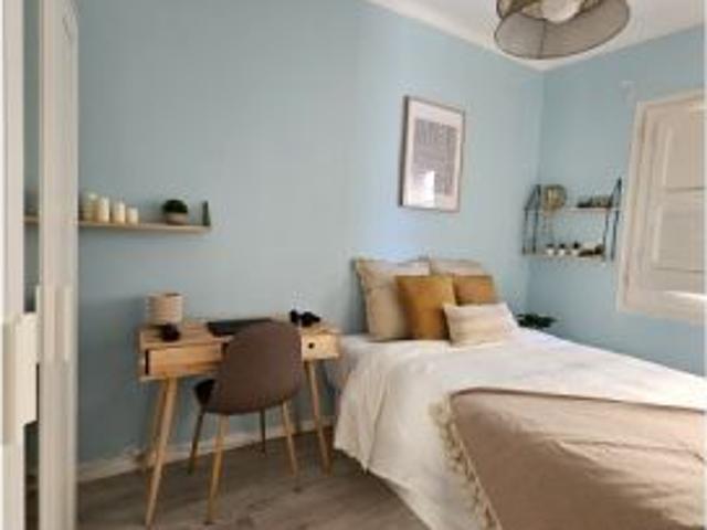 Habitación en piso compartido de 3 habitaciones en alquiler en El Raval