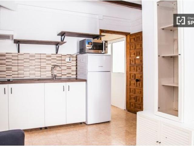 Habitación en piso compartido de 3 habitaciones en alquiler en el Raval para profesionales y estudia
