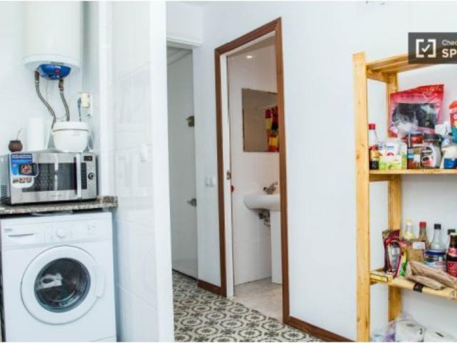 Habitación en piso compartido de 3 habitaciones en alquiler en El Raval, solo profesionales