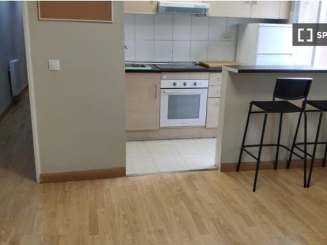 Habitación en piso compartido de 3 habitaciones en alquiler en Numancia, Madrid