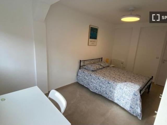 Habitación en piso compartido de 3 habitaciones en alquiler en San Cristóbal, disponible para estudi