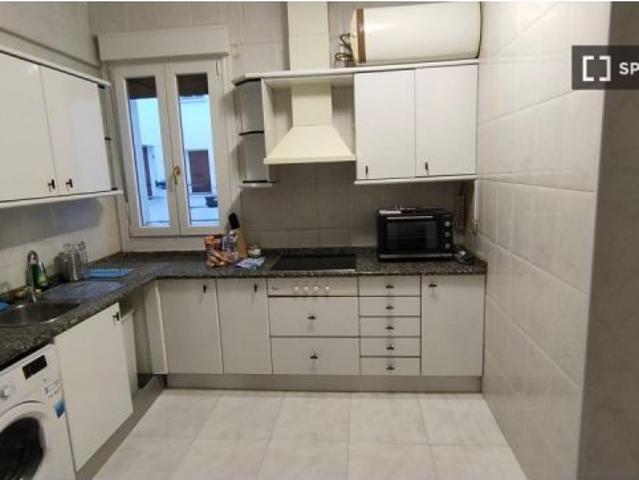 Habitación en piso compartido de 3 habitaciones en alquiler en Solokoetxe, gastos incluidos solo est