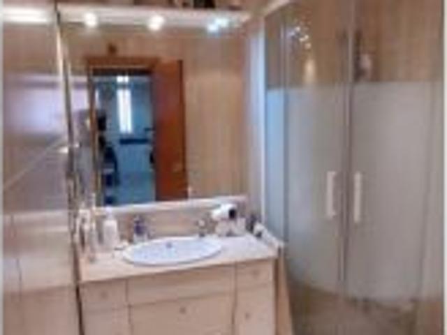 Habitación en piso compartido de 3 habitaciones en Sant Just Desvern para parejas