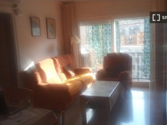Habitación en piso compartido en alquiler en Ciutat Meridiana, ideal para profesionales y estudiante