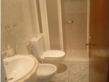 Habitación en piso compartido en alquiler en Ciutat Meridiana, ideal para profesionales y estudiante
