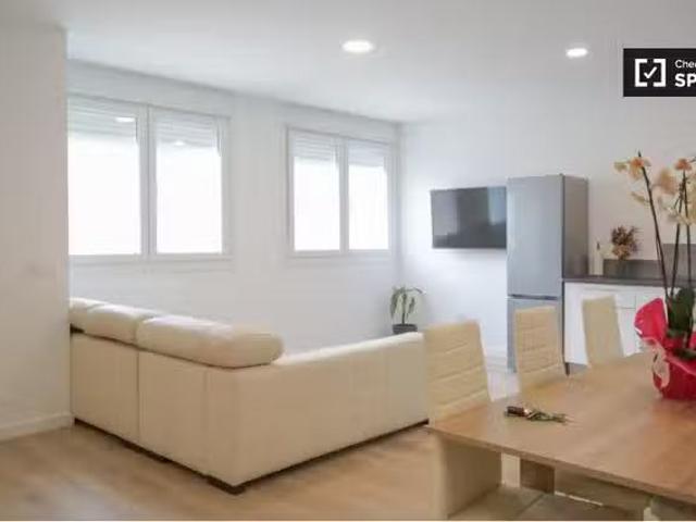 Habitación en piso compartido en alquiler en Lucero, Madrid
