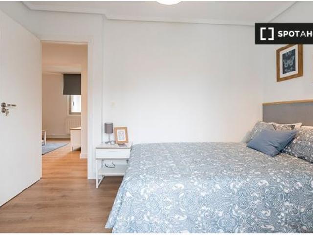 Habitación en piso compartido en Bilbao con balcón privado