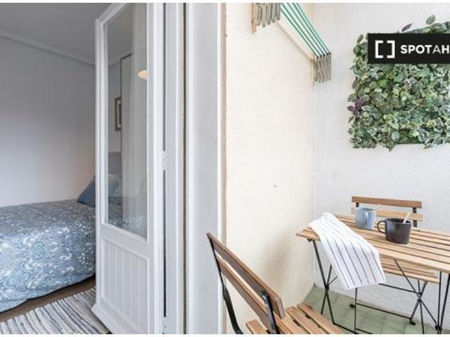Habitación en piso compartido en Bilbao con balcón privado