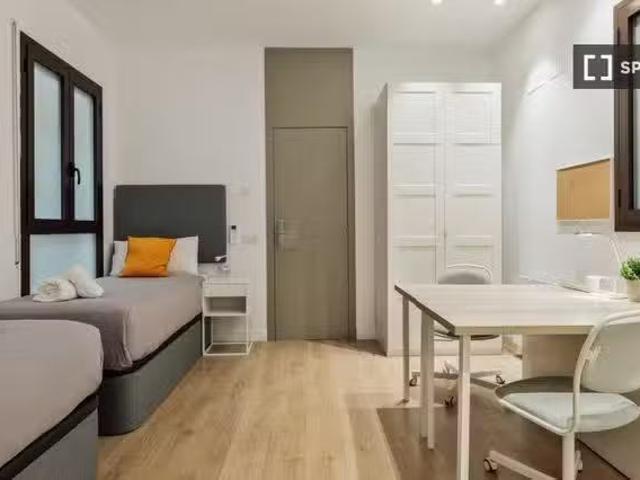 Habitación en piso de 3 habitaciones en alquiler en L'Eixample.