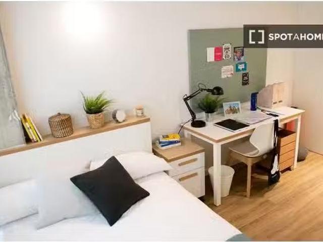 Habitación en piso de 20 habitaciones, Provençals del Poblenou