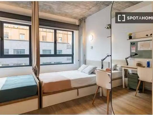 Habitación en piso de 20 habitaciones, Provençals del Poblenou