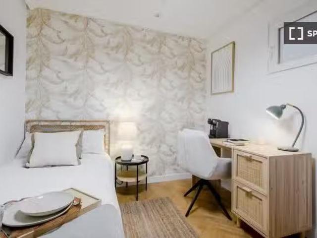 Habitación en piso de 7 habitaciones, Almenara, Madrid