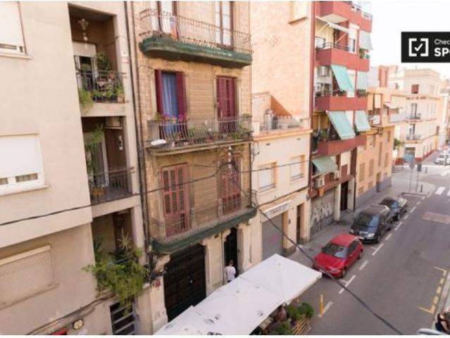 Habitación en piso de 4 dormitorios en alquiler en Barcelona