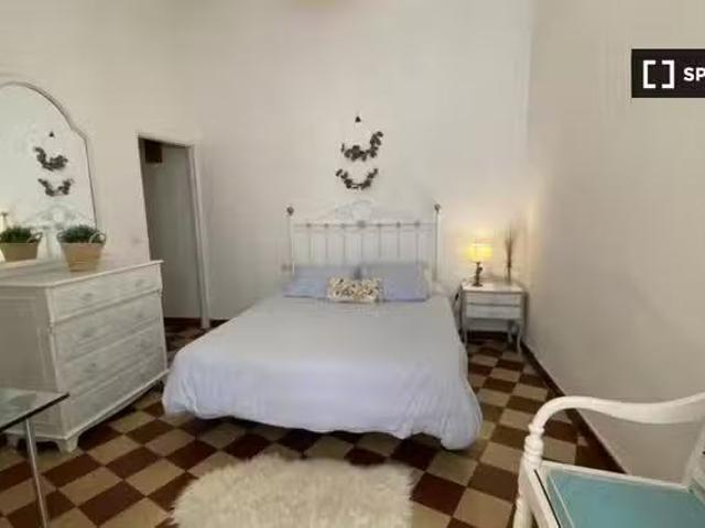 Habitación en piso de 4 dormitorios en Málaga