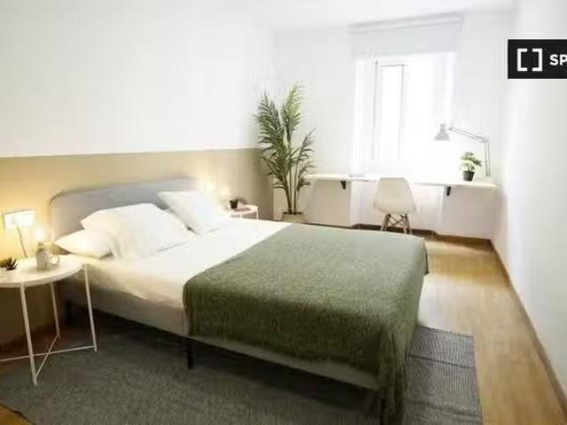 Habitación en piso de 4 habitaciones en alquiler en El Raval.