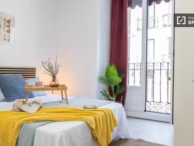 Habitación en piso de 5 habitaciones en alquiler en Embajadore.
