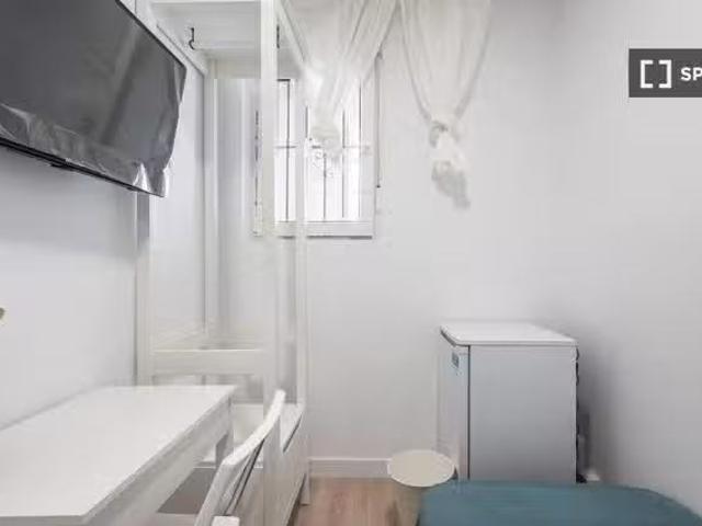Habitación en piso de 5 habitaciones en alquiler en Puerta del.