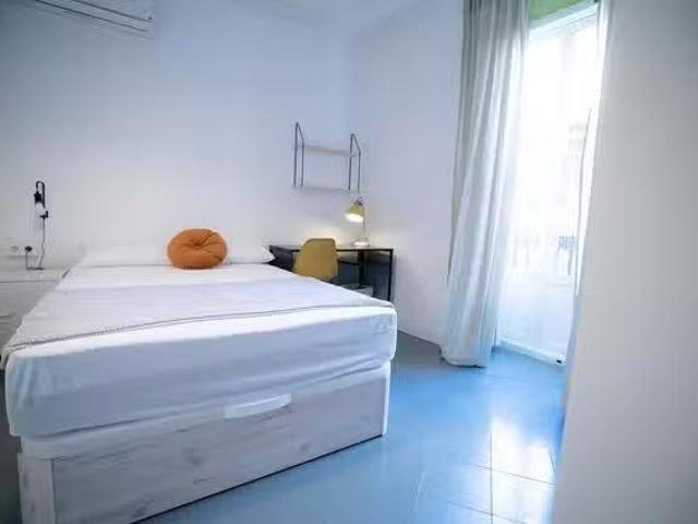 Habitación en Plaça de Sant Lluís Bertran