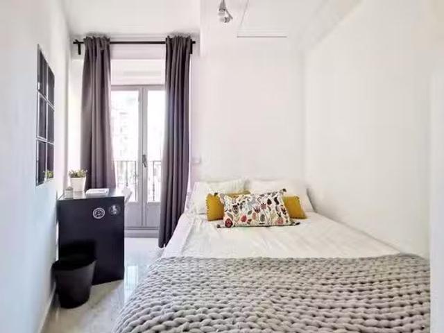 Habitación en Plaza de Santa Cruz, Sol