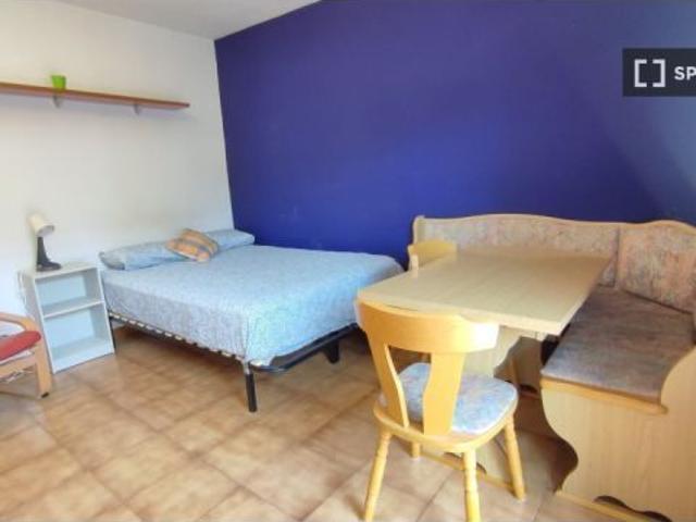 Habitación en un apartamento compartido de 3 habitaciones en alquiler en San Diego, solo para profes