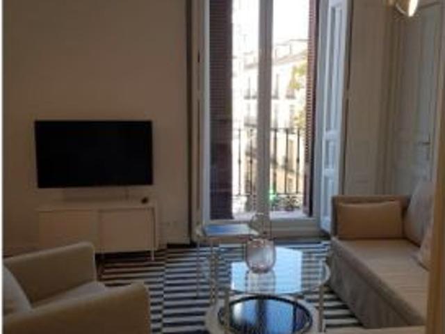 Habitación en un apartamento compartido de 3 habitaciones en alquiler en Palacio