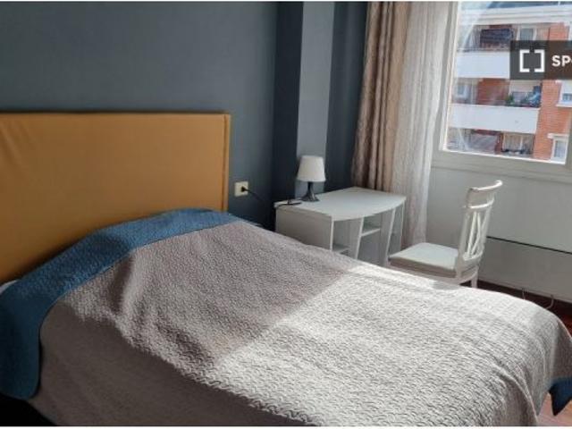 Habitación en un apartamento compartido de 3 habitaciones en alquiler en Txurdinaga