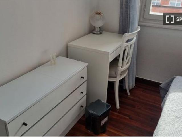 Habitación en un apartamento compartido de 3 habitaciones en alquiler en Txurdinaga