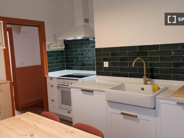 Habitación en un apartamento compartido de 3 habitaciones en alquiler en Uribarri