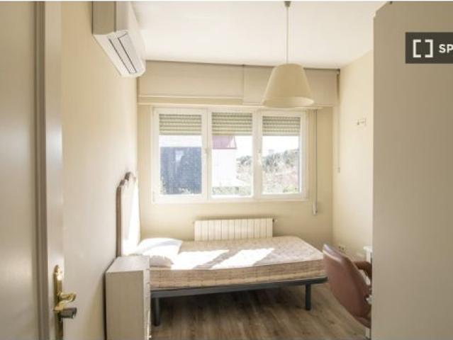 Habitación en un apartamento compartido de 15 habitaciones en Pozuelo de Alarcón, gastos incluidos