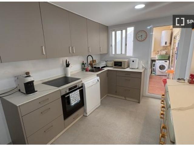 Habitación en un apartamento compartido de 1 dormitorio en alquiler en Benicalap