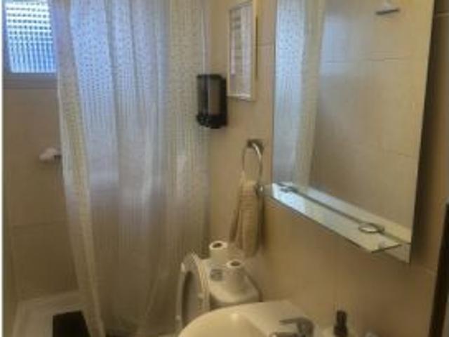 Habitación en un apartamento compartido de 1 dormitorio en alquiler en Canillas