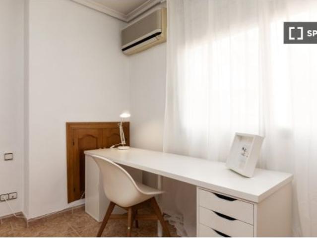 Habitación en un apartamento compartido de 1 dormitorio en alquiler en Russafa